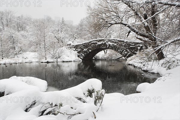 Lake and bridge in winter. Photographe : fotog