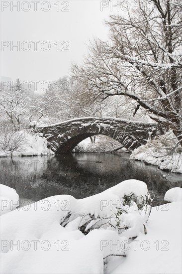 Lake and bridge in winter. Photographe : fotog