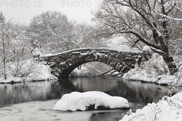 Lake and bridge in winter. Photographe : fotog