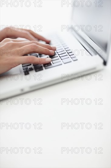 Fingers typing on keyboard. Photographe : momentimages