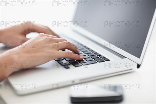 Fingers typing on keyboard. Photographe : momentimages