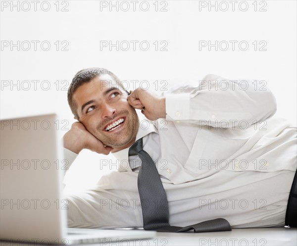 Businessman talking on phone. Photographe : momentimages