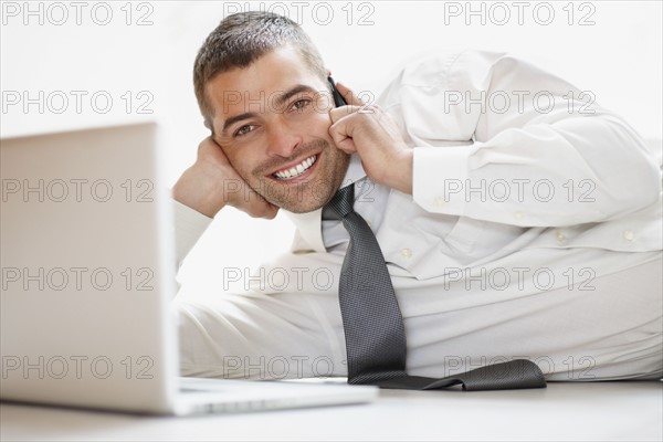 Businessman talking on phone. Photographe : momentimages