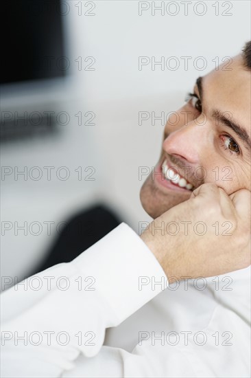 Businessman talking on phone. Photographe : momentimages