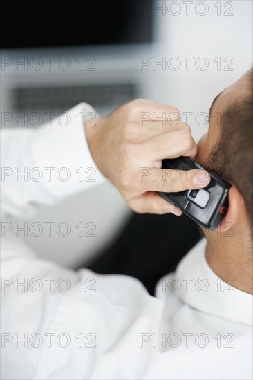 Businessman talking on phone. Photographe : momentimages