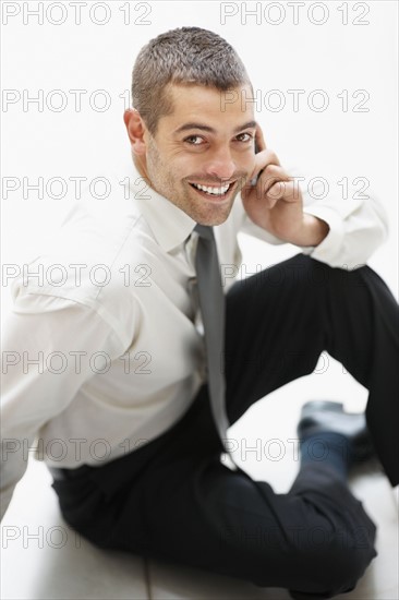 Businessman talking on phone. Photographe : momentimages