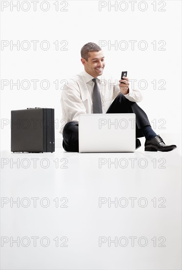 Businessman texting. Photographe : momentimages