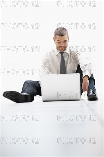 Businessman working on laptop. Photographe : momentimages