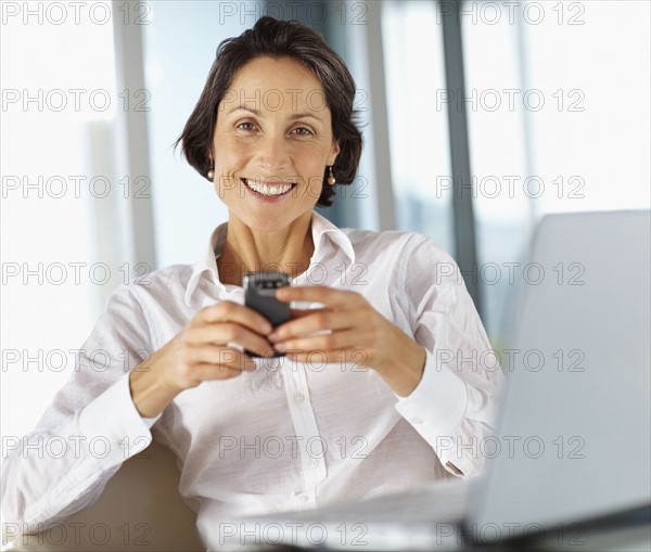 Woman texting. Photographe : momentimages