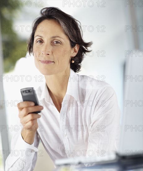 Woman texting. Photographe : momentimages