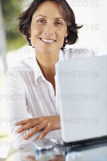 Woman working on laptop. Photographe : momentimages