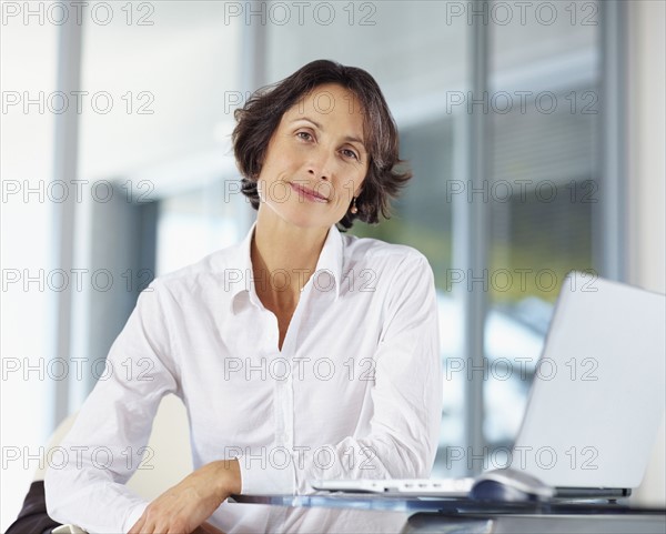 Woman working on laptop. Photographe : momentimages