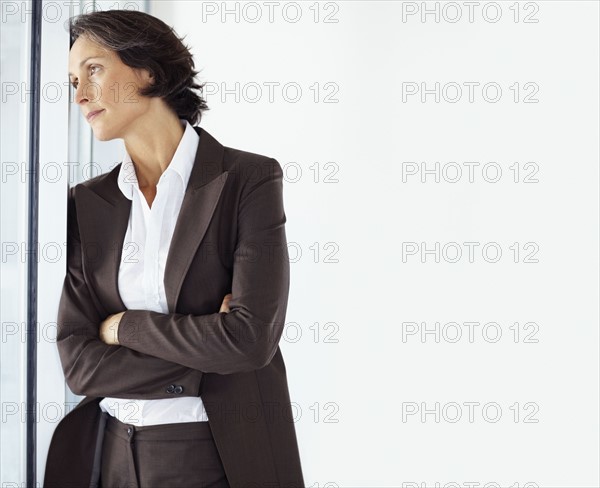 Contemplative businesswoman. Photographe : momentimages