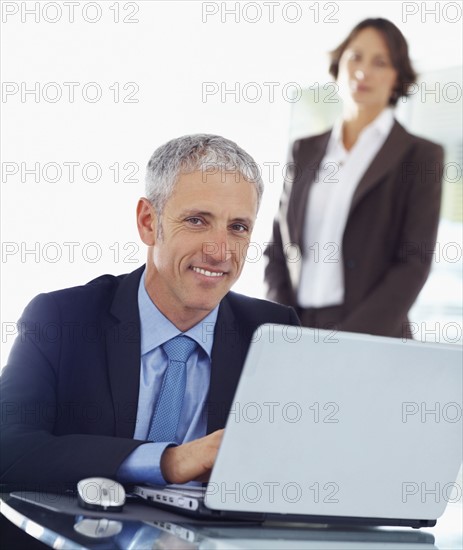 Businessman working on laptop. Photographe : momentimages
