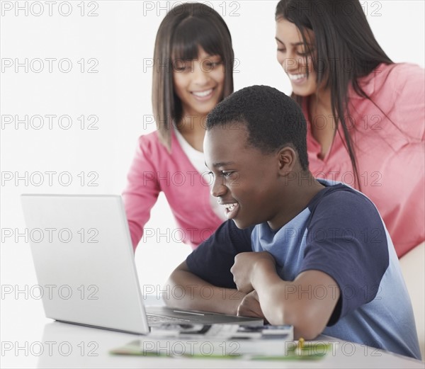 Students looking at laptop. Photographe : momentimages