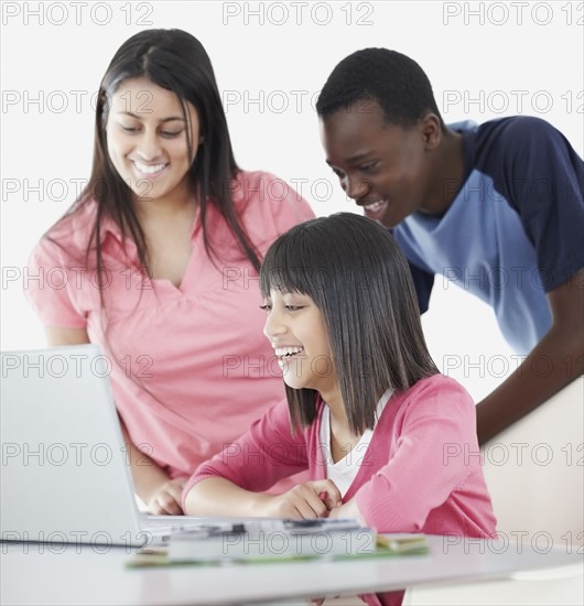 Students looking at laptop. Photographe : momentimages