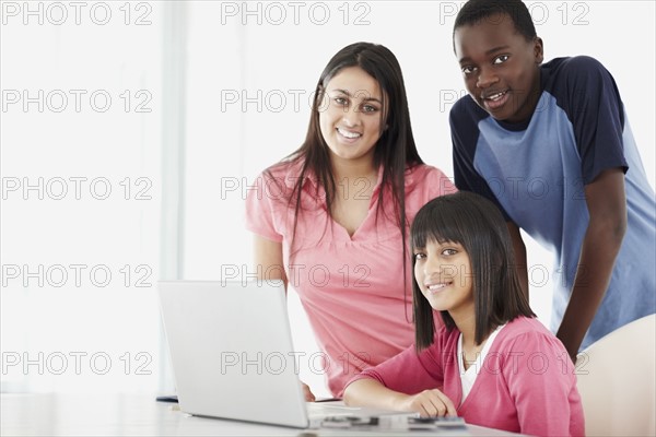 Students looking at laptop. Photographe : momentimages