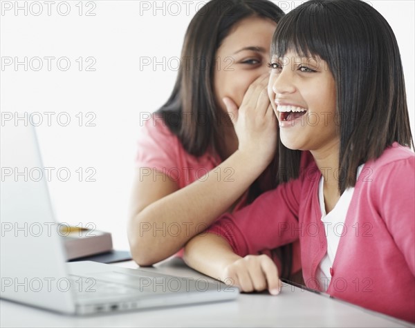 Students whispering classroom. Photographe : momentimages