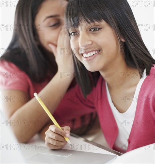 Students whispering classroom. Photographe : momentimages