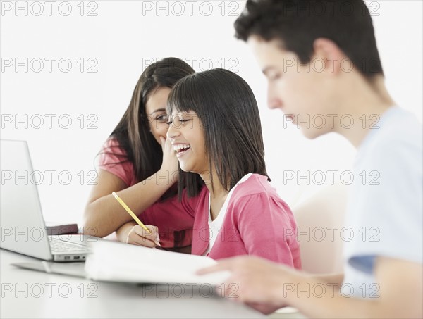 Students whispering classroom. Photographe : momentimages