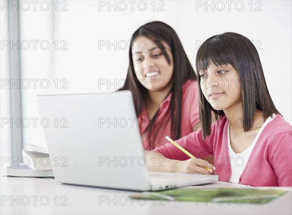 Students working on laptops in classroom. Photographe : momentimages