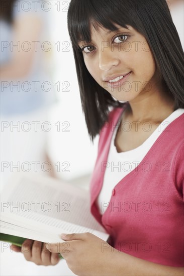 Student holding book. Photographe : momentimages