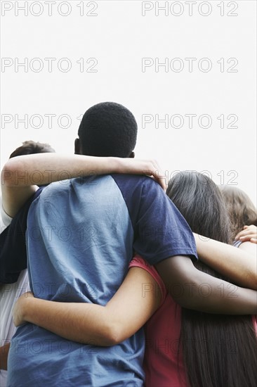 Friends huddled together. Photographe : momentimages