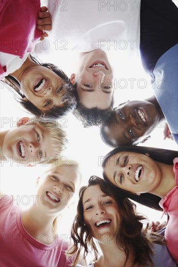 Group of friends in a circle. Photographe : momentimages