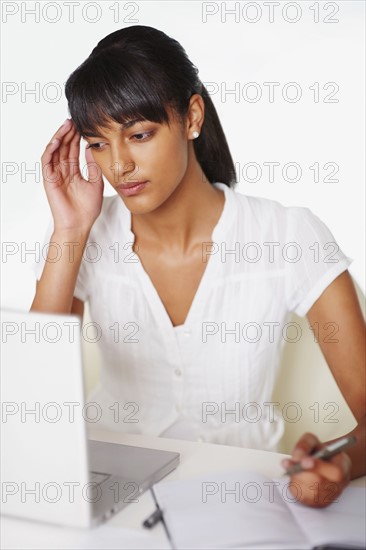 Young girl doing homework. Photographe : momentimages