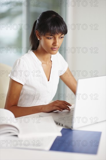 Young girl doing homework. Photographe : momentimages