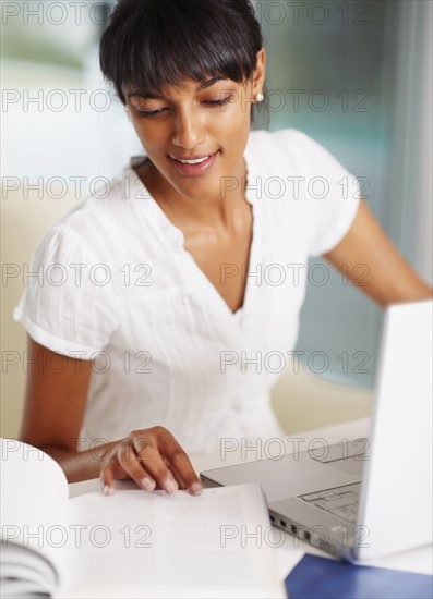 Young girl doing homework. Photographe : momentimages