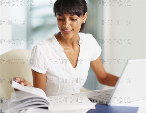 Young girl doing homework. Photographe : momentimages