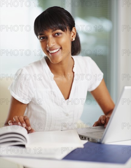 Young girl doing homework. Photographe : momentimages