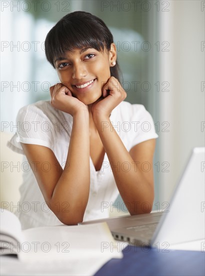 Young girl doing homework. Photographe : momentimages