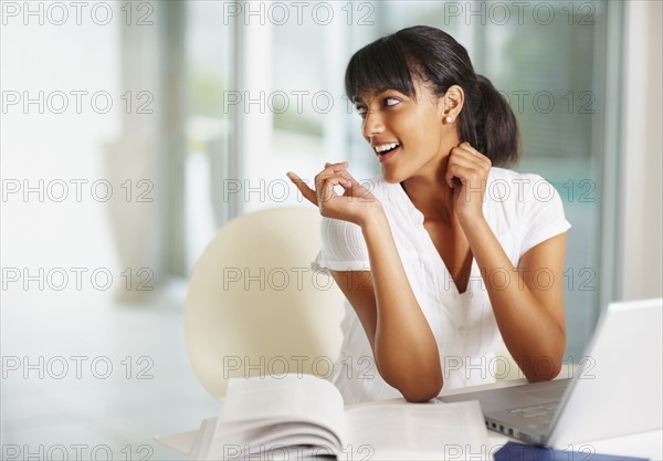 Young girl doing homework. Photographe : momentimages