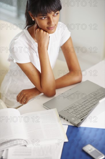 Young girl doing homework. Photographe : momentimages