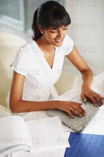 Young girl doing homework. Photographe : momentimages