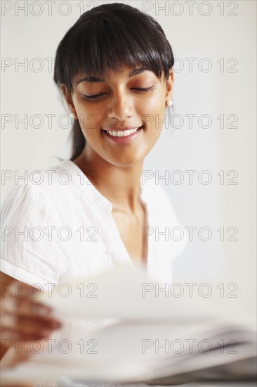 Young girl doing homework. Photographe : momentimages