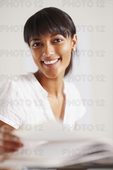 Young girl doing homework. Photographe : momentimages