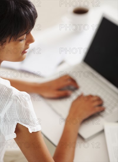 Young girl doing homework. Photographe : momentimages