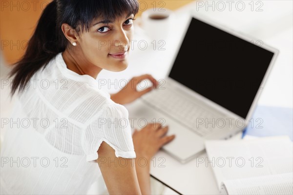 Young girl doing homework. Photographe : momentimages