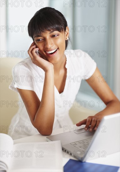 Young girl doing homework. Photographe : momentimages