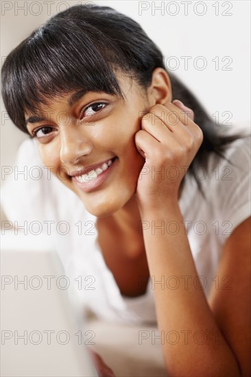 Young woman typing on laptop. Photographe : momentimages