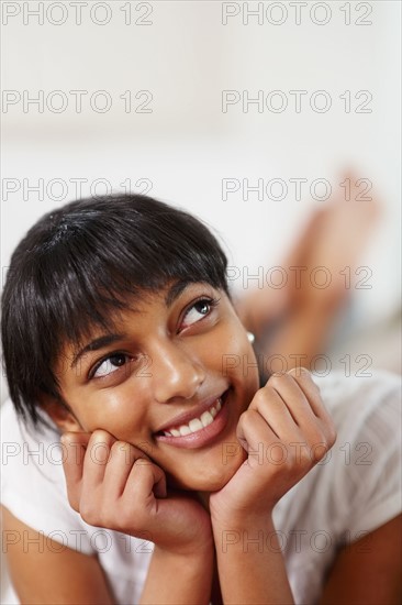 Young woman daydreaming. Photographe : momentimages