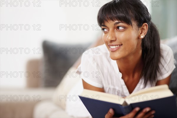 Young woman reading. Photographe : momentimages