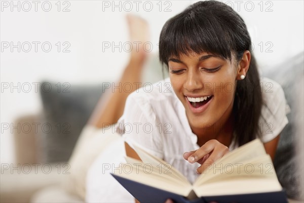 Young woman reading. Photographe : momentimages