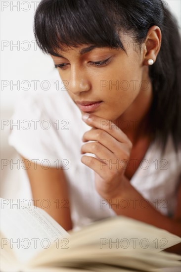 Young woman reading. Photographe : momentimages