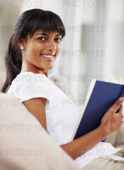 Young woman reading. Photographe : momentimages