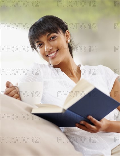 Young woman reading. Photographe : momentimages