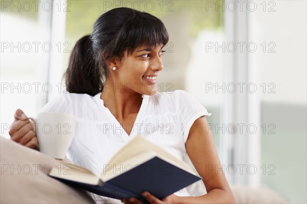 Young woman reading. Photographe : momentimages